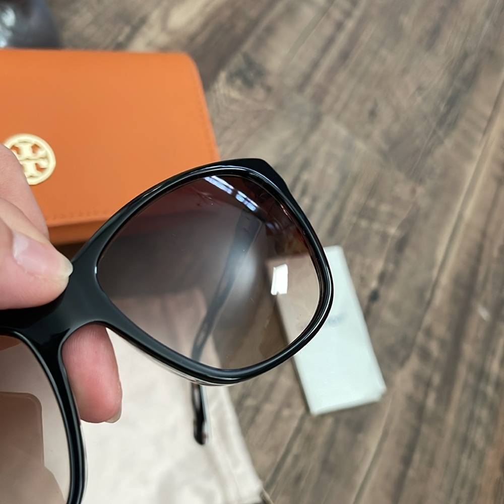 Tory Burch Sunnies✨ - Picture 13 of 16
